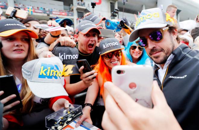 Alonso, con sus fans (Foto: @alo_oficial).