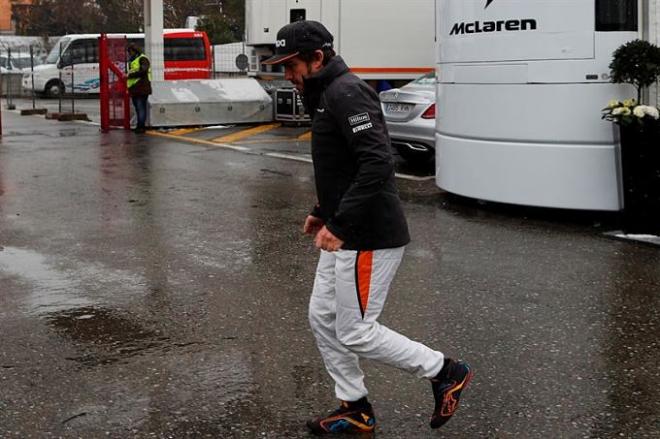 Alonso, en el Circuito antes de salir a pista.
