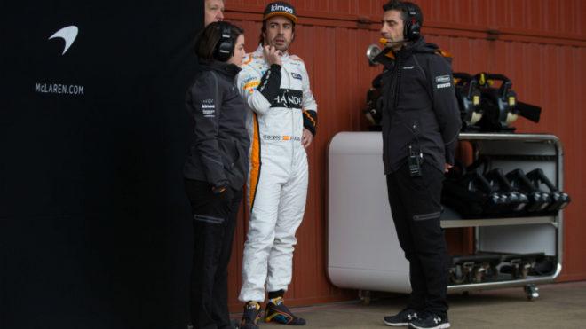 Fernando Alonso charla con los mecánicos en el box de Mclaren.