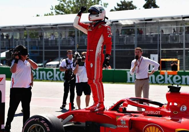 Vettel celebra su victoria en Canadá.