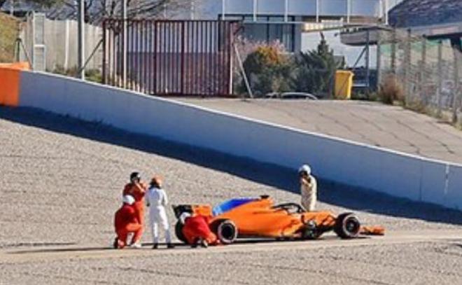 Los mecánicos examinan el coche de Fernando Alonso. (Foto: @BravoFernandoF1)