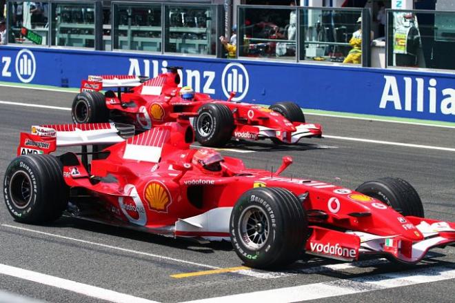 Los Ferrari de Vettel y Raikkonen en el GP de China.