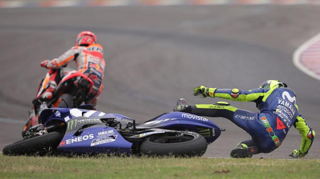 Rossi yéndose al suelo tras el toque con Márquez.