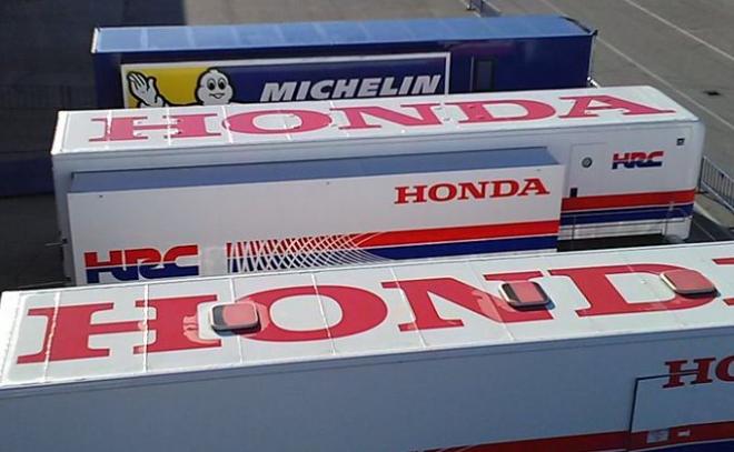 El equipo Honda, a su llegada a Jerez.