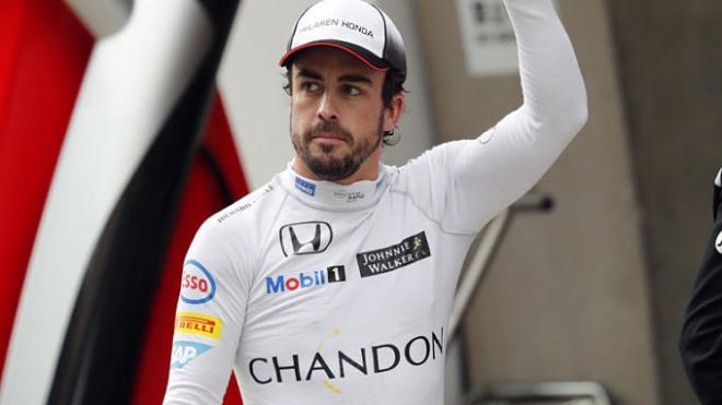 Alonso, saludando a sus fans.