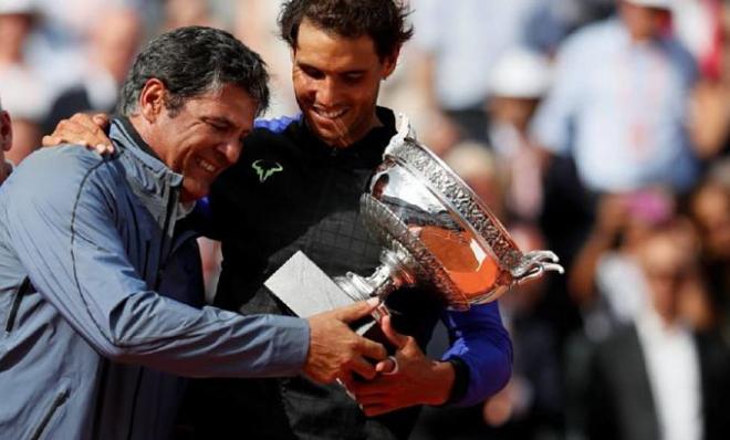 Toni Nadal, junto a su sobrino, con el trofeo.