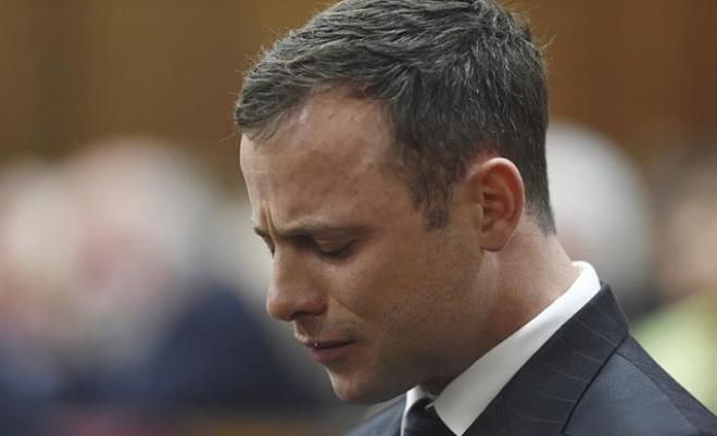 El atleta Oscar Pistorius sentado en el banquillo de acusados.