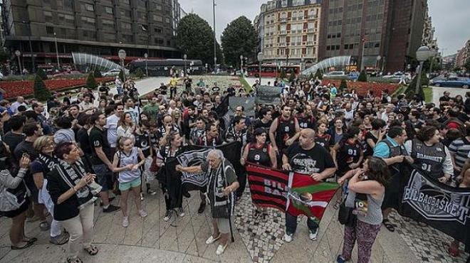 La protesta de varios aficionados del Bilbao Basket.
