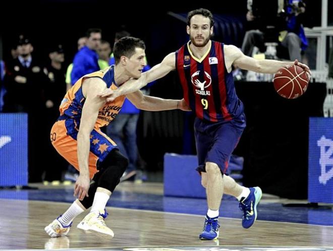 Marcelinho Huertas intenta superar al serbio del Valencia Basket.