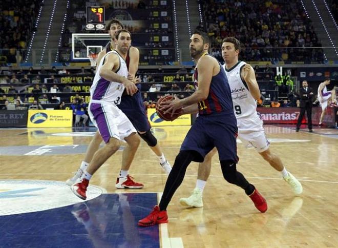 Juan Carlos Navarro entra a canasta.