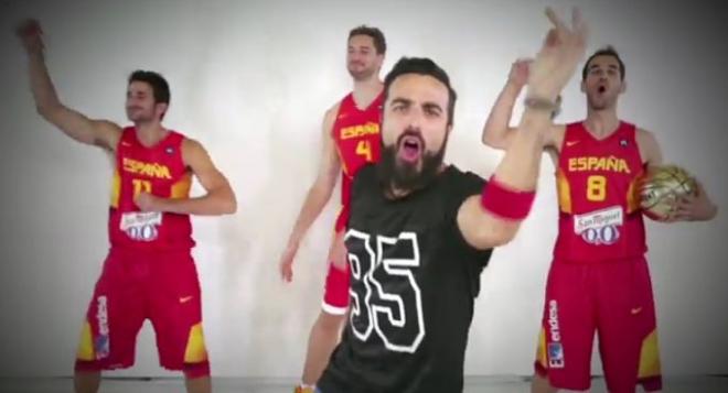 Ricky, Gasol y Calderón cantando con Huecco en el videoclip.