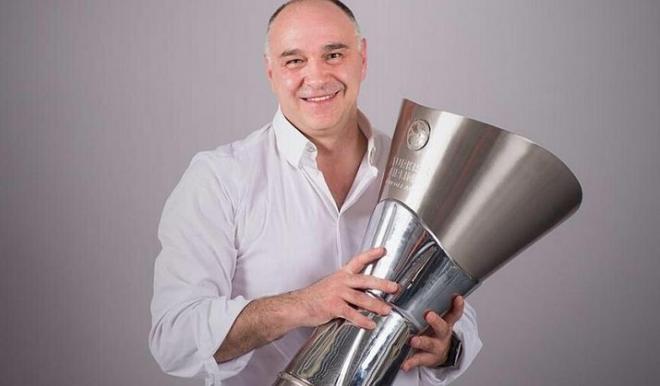 Laso posa con el trofeo de campeón de la Euroliga.