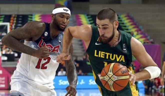 El lituano Valanciunas ante el jugador americano.