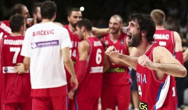 Serbia celebrando la victoria ante Francia.
