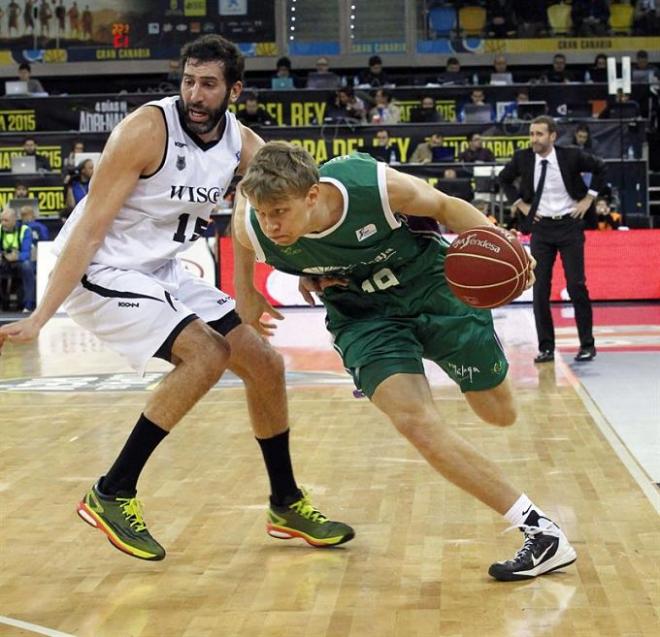 El lituano del Unicaja se marcha del jugador de Bilbao Basket.