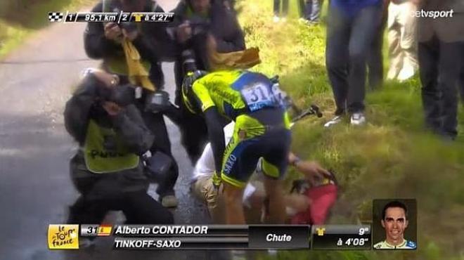 Contador, muy dolorido tras la caída.