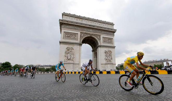 El ganador del Tour, bajo el Arco del Triunfo parisino.