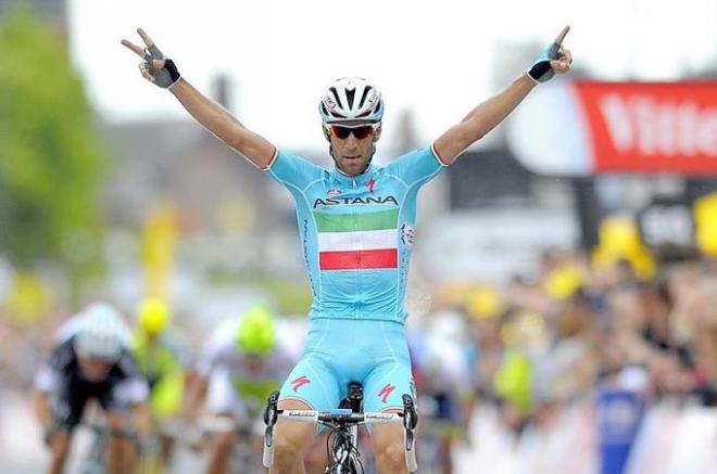 Nibali, líder del Tour, corre para el Astana kazajo.