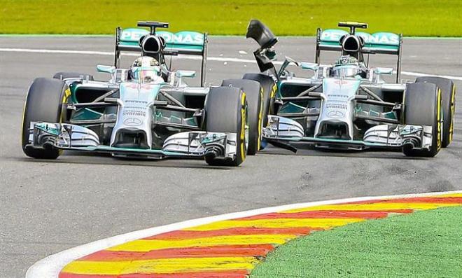Rosberg tocó en Spa a Hamilton, que abandonó después.