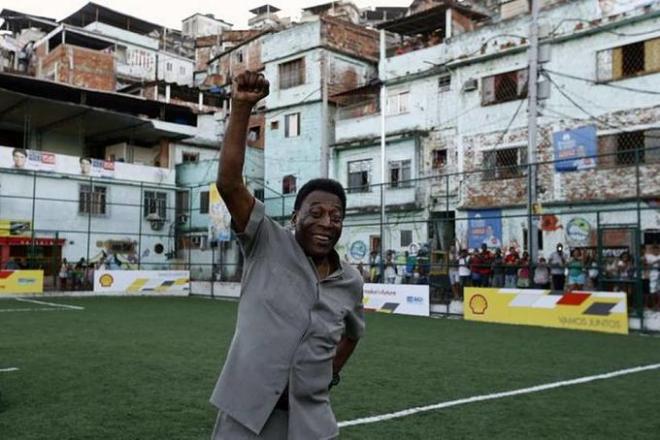 Pelé inauguró el campo en Morro da Mineira.