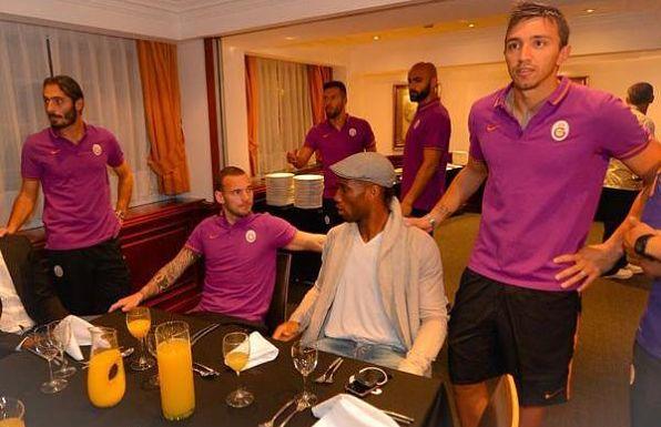 Drogba con sus ex compañeros del Galatasaray.