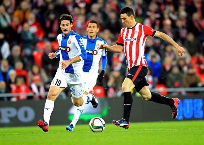 Aduriz conduce el balón entre jugadores del Espanyol.