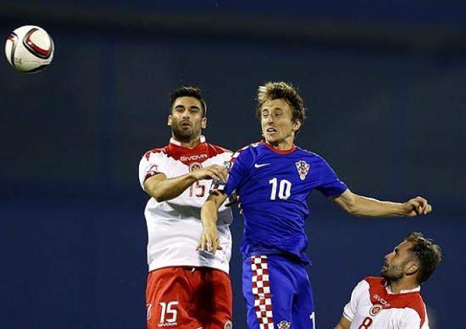 El jugador croata salta durante el encuentro ante Malta.