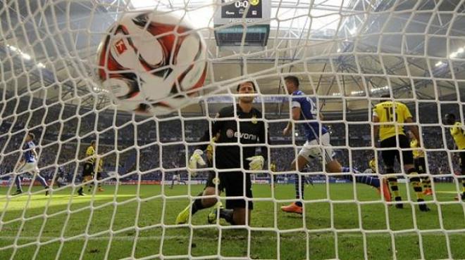 Weidenfeller observa uno de los goles del Schalke.