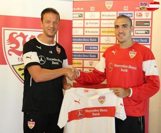 Oriol Romeu posa con la camiseta del Stuttgart.