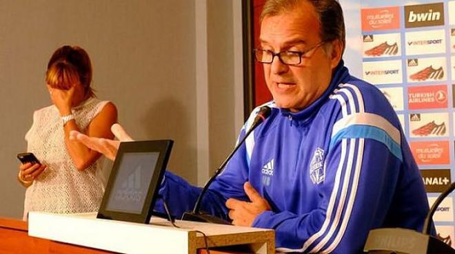 La cara de la jefa de prensa con Bielsa lo dice todo.