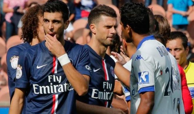 Los dos jugadores implicados se saludan antes del PSG-Bastia.