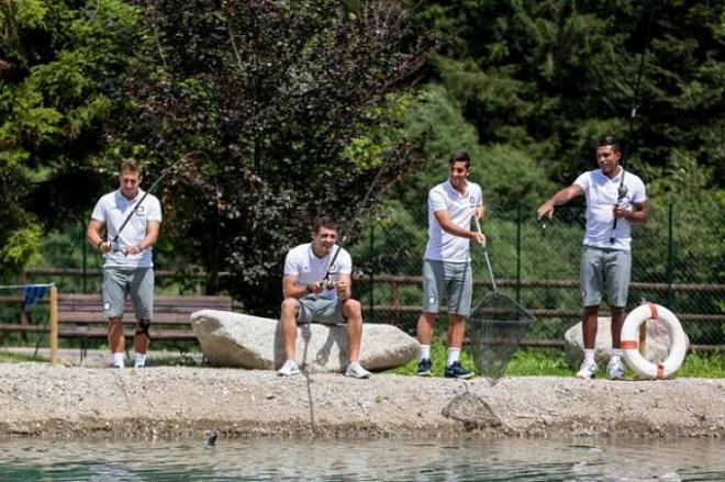 Varios jugadores del Inter pescan durante su estancia en Pinzolo.