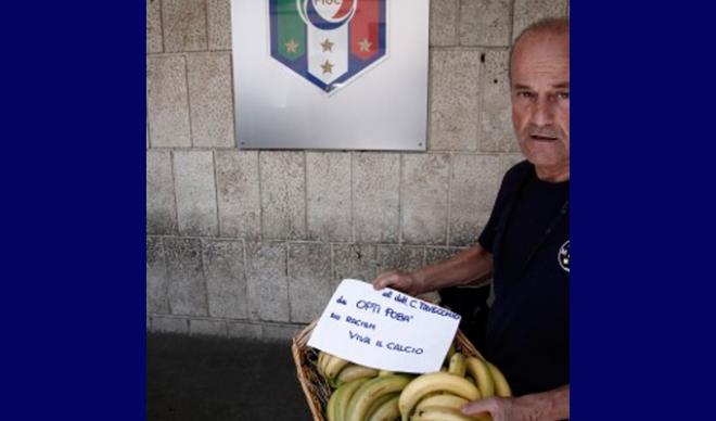 Fausto Viviani entrega los plátanos en la FIGC.