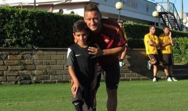 Tomaselli, junto a Totti, jugador de la Roma.