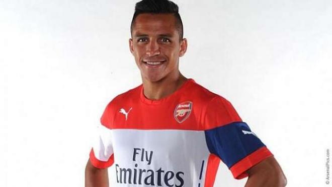 Alexis ya posa con la camiseta del Arsenal.