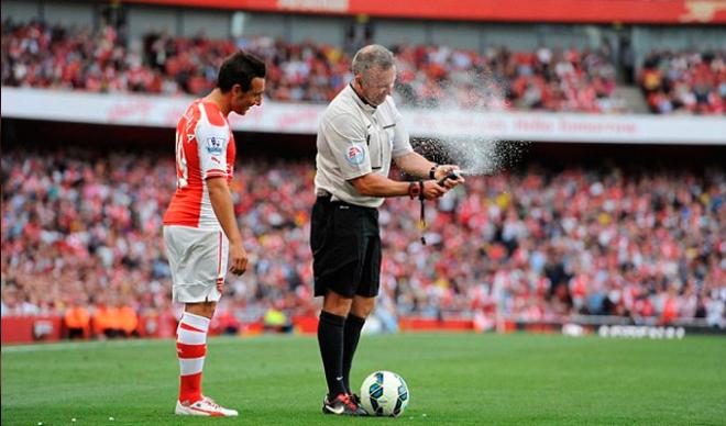 El árbitro Jonathan Moss pecó de novato en el Arsenal-Crystal Palace.