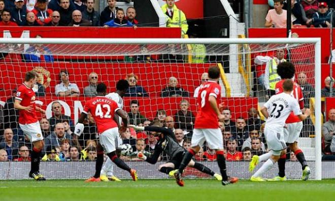 Momento del segundo gol del Swansea al United.