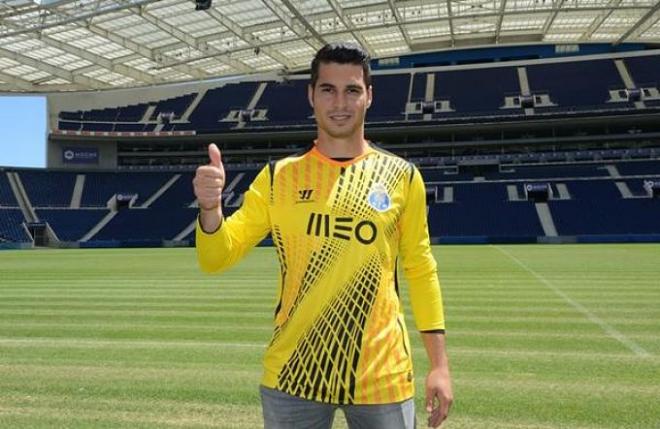 Andrés Fernández posa con su nueva camiseta.