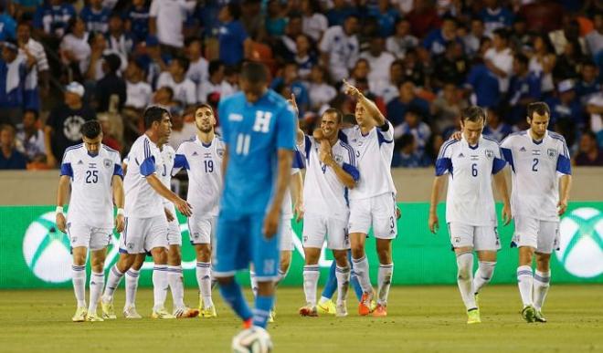 Los jugadores de Israel celebran un gol ante Honduras.