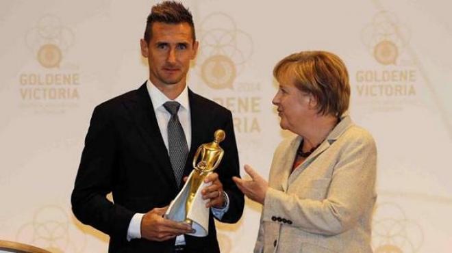 Merkel entregó el premio al futbolista alemán.