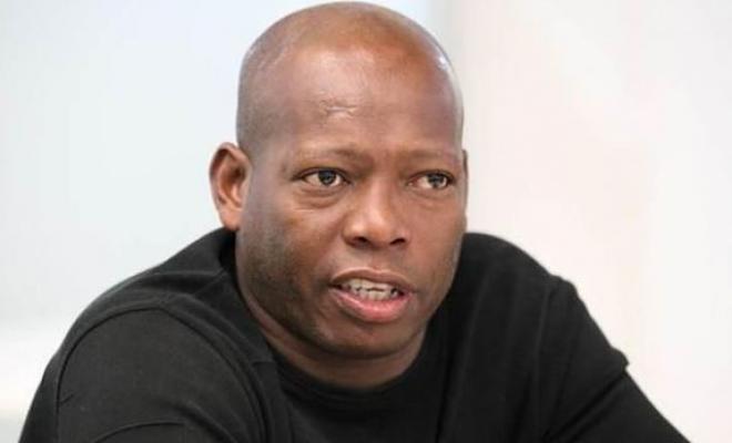 Asprilla cambia el balón por los preservativos.