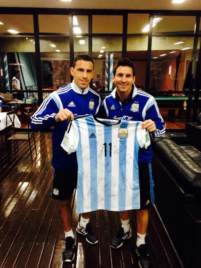 Messi y Maxi Rodríguez posan con la camiseta.