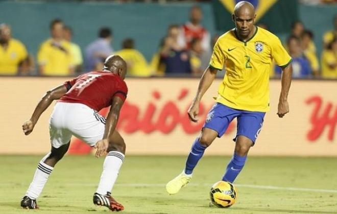 Maicon jugó ante Colombia el último amistoso de Brasil.