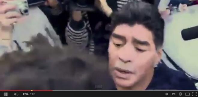 Maradona abofetea a un periodista.