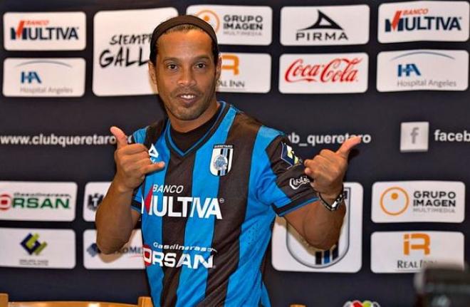 Ronaldinho ha firmado con varias exigencias.