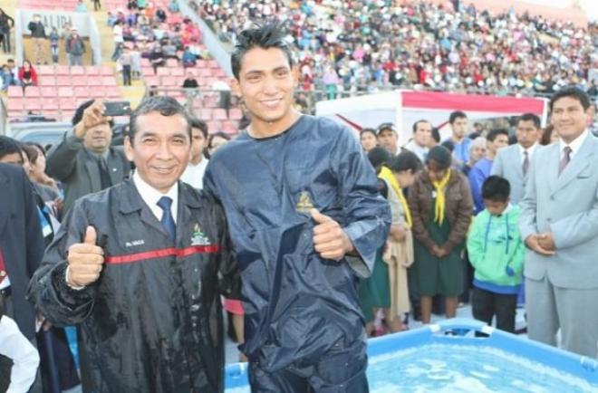 Roberto Saldaña en el estadio de Chimbote.