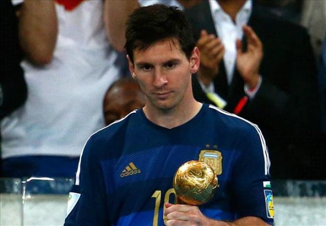 Messi con el polémico 'Balón de Oro' del mundial.