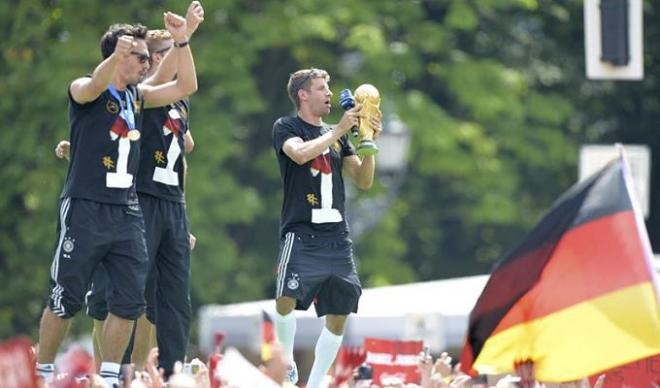 Varios jugadores alemanes celebran el título con la Copa.