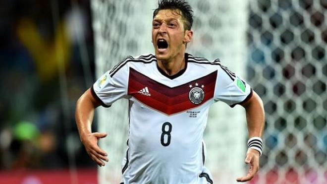 Mesut Özil celebra el segundo gol ante Argelia.