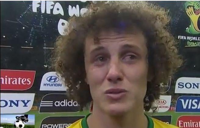 David Luiz llora tras el partido.